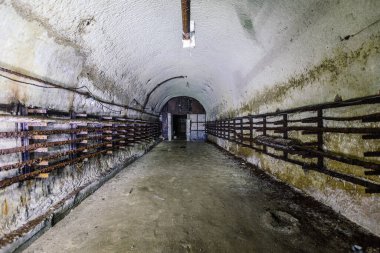 Yeraltı teknik tünelinde elektrik kabloları var..