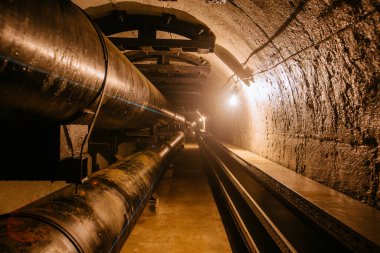 Kanalizasyondan, ısıtma kanalından ya da su tedarik sisteminden oluşan beton tünel..