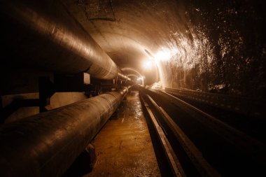 Kanalizasyondan, ısıtma kanalından ya da su tedarik sisteminden oluşan yuvarlak beton tünel