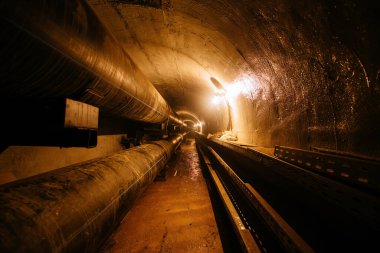 Kanalizasyondan, ısıtma kanalından ya da su tedarik sisteminden oluşan beton tünel..