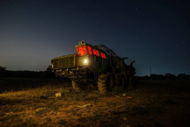 Eski paslı bozuk Rus askeri aracı gece vakti.