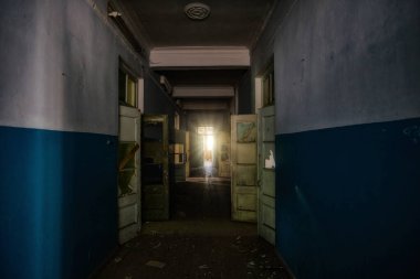 Terk edilmiş eski binanın koridoru.