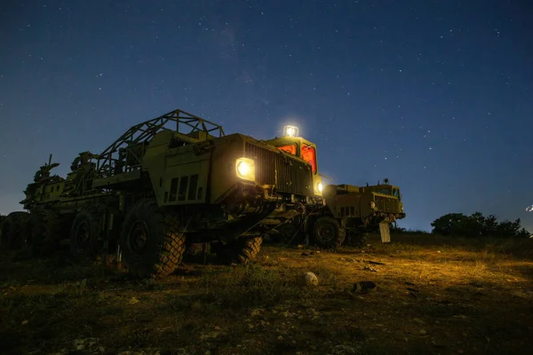 Alte Rostige Kaputte Russische Militärfahrzeuge Der Nacht lizenzfreie Stockbilder