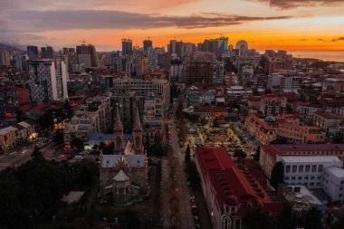 Batum City, Georgia 'da akşam günbatımının insansız hava panoramik görüntüsü..