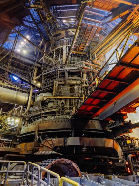 Metalurji fabrikasında büyük bir elektrikli fırın..