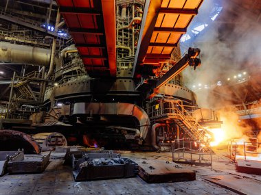 Metalurji fabrikasında büyük bir elektrikli fırın..