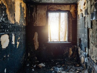 Dairenin içinde yanmış bir oda. Yangın konseptinin sonuçları.