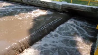 Modern atık su arıtma tesisi. Havacılık ve kanalizasyonun biyolojik arındırılması için tanklar.