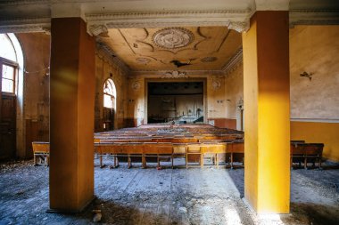 Eski, karanlık, terk edilmiş sahne tiyatrosu..