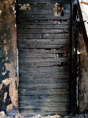 Yanmış ahşap yüzey üstüne ateş..