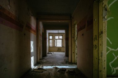 Terk edilmiş eski binada karanlık, ürkütücü bir koridor..