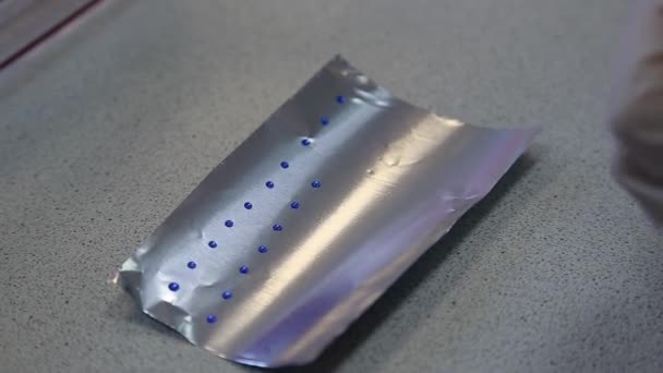 Ilmuwan Menempatkan Sampel Fragmen Dna Pada Foil Untuk Elektroforesis Oleh — Stok Video