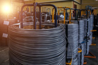 Metal fabrikasında çelik tel bobini..