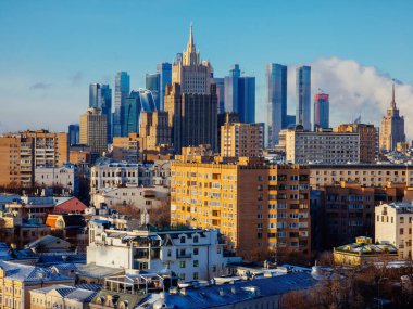 Güneşli kış gününde Moskova 'nın gökyüzü.