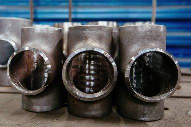 Fabrikada T şeklinde boru parçaları var..