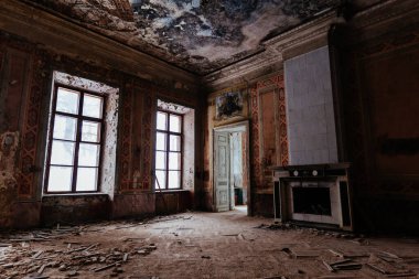 Eski görkemli terk edilmiş tarihi konak Pertovo-Dalnee, Moskova bölgesi, iç görünüm.