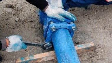 İşçiler su tedarik boru hattı sistemi kuruyor, kapatın.