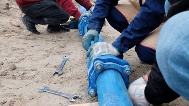 Trabajadores Instalando Sistema Tuberías Suministro Agua Cerca — Vídeo de stock