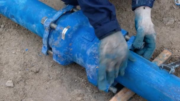 Workers Installing Water Supply Pipeline System Close — Stock Video