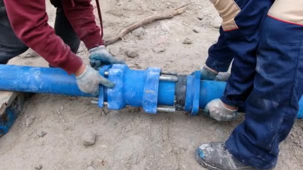 安装供水管道系统的工人 — 图库视频影像