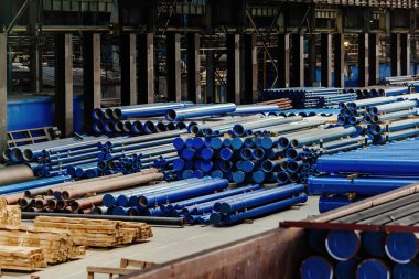 Depodaki boru hattı inşaatı için yeni dökme demir borular.