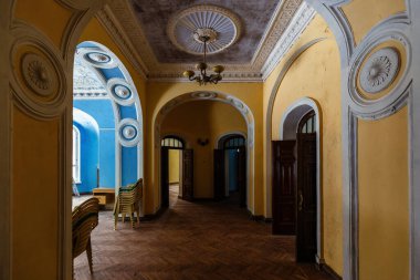 Eski görkemli terk edilmiş tarihi konak Turliki, Kaluga bölgesi.