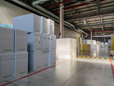 Depoda köpük kauçuk blokları.