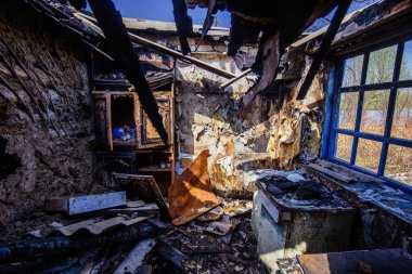 Evin içi yanmış. Yangının sonuçları.