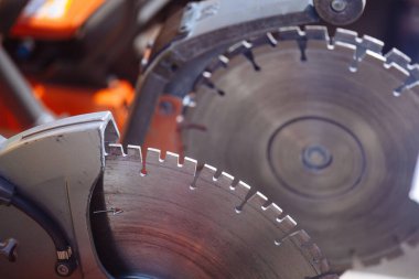 Modern benzin kesicinin dairesel bıçağı, yakın çekim..