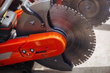 Modern benzin kesicinin dairesel bıçağı, yakın çekim..