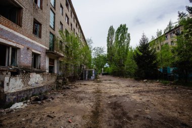 Terk edilmiş beyaz tuğlalı çok katlı evler, çürüyen hayalet şehir manzarası..