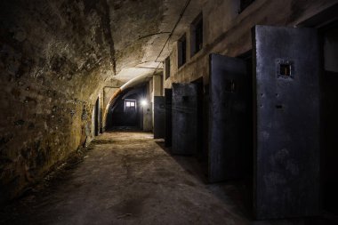 Eski, korkunç, terk edilmiş hapishane kalesi..