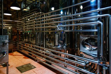 Mayalama için fıçılar. Modern bira fabrikasında bira üretim hattı.