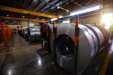 Metal fabrikasında galvanize çelik levha rulosu.