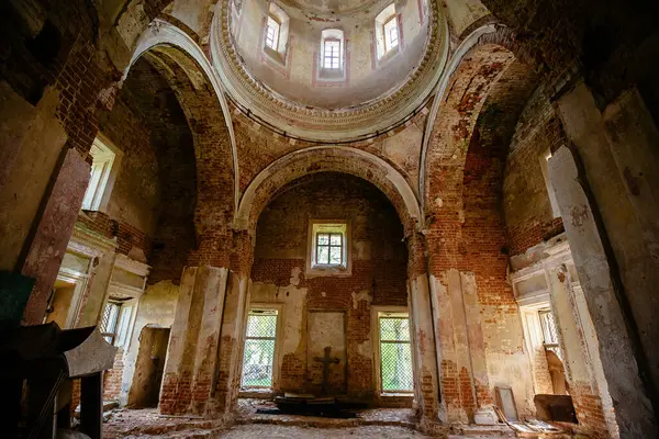 Alexino, Smolensk Oblastı 'nda terk edilmiş Başmelek Michael Kilisesi.