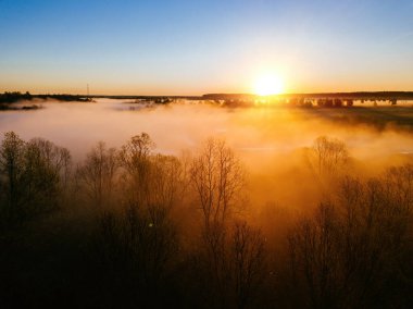 Kırsalda gün doğumu ve sabah sisi, hava manzarası.