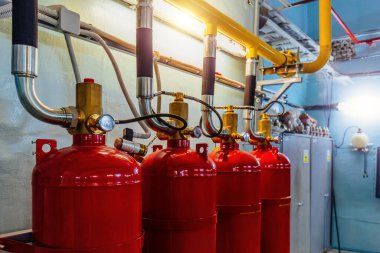 Otomatik endüstriyel yangın söndürme sistemi. CO2 yangın söndürücüleri boru hattına bağlandı.
