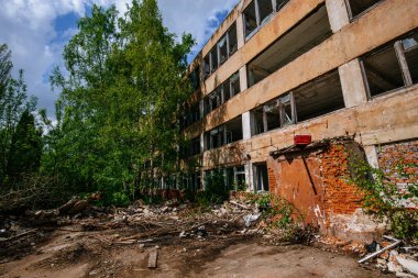 Eski terk edilmiş endüstriyel bina ve enkaz. Felaket ya da savaş konsepti sonuçları.