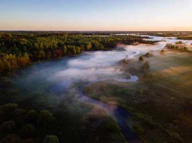 Kırsalda gün doğumu ve sabah sisi, hava manzarası.