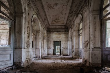 Büyük Prens Mikhail Nikolaevich Romanov 'un terk edilmiş eski sarayı. Peterhof 'daki Malikane Mikhailovka.