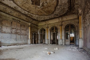 Büyük Prens Mikhail Nikolaevich Romanov 'un terk edilmiş eski sarayı. Peterhof 'daki Malikane Mikhailovka.