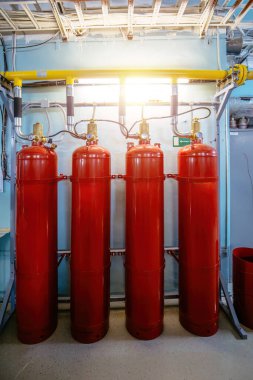 Otomatik endüstriyel yangın söndürme sistemi. CO2 yangın söndürücüleri boru hattına bağlandı.