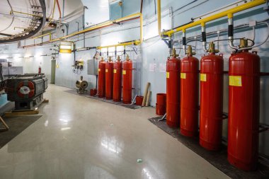 Otomatik endüstriyel yangın söndürme sistemi. CO2 yangın söndürücüleri boru hattına bağlandı.