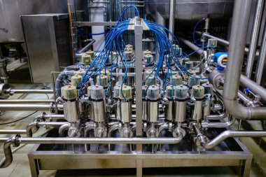 Modern gıda ya da kimya fabrikasında mikssiz ayrıştırma valfleri..