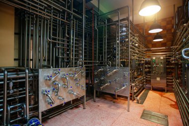 Mayalama için fıçılar. Modern bira fabrikasında bira üretim hattı.