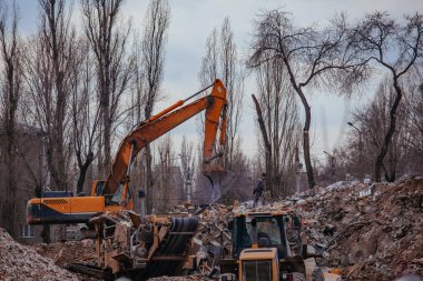 Eski sanayi binasının yıkım süreci.