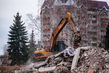 Eski sanayi binasının yıkım süreci.