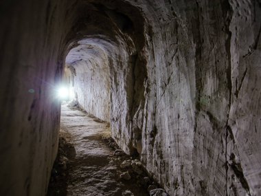 Karanlık, terk edilmiş, yeraltı tebeşir mağarası tapınağı.