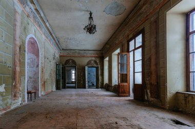 Eski görkemli terk edilmiş tarihi konak Pertovo-Dalnee, Moskova bölgesi, iç görünüm.