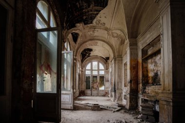 Büyük Prens Mikhail Nikolaevich Romanov 'un terk edilmiş eski sarayı. Peterhof 'daki Malikane Mikhailovka.